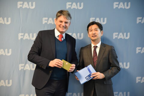 FAU President Prof. Hornegger with the Consul after exchanging gifts (Bild: FAU/Boris Mijat)