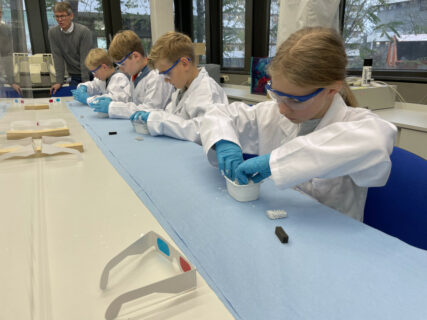 Zum Artikel "High School students visiting the Institute of Glass and Ceramics"