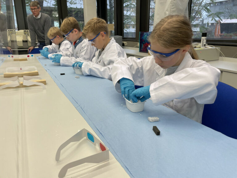 High School students visiting the Institute of Glass and Ceramics