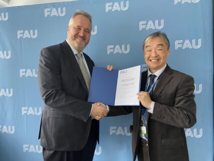 FAU TF Dean congratulating IGK 2495 co-spokesperson Prof. Kakimoto to the succesfull and on-going FAU-NITech collaboration