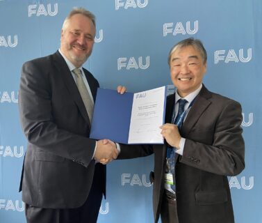 FAU TF Dean congratulating IGK 2495 co-spokesperson Prof. Kakimoto to the succesfull and on-going FAU-NITech collaboration